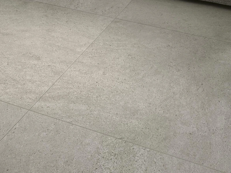 Płytki gresowe Ragno Secret efekt drewno w nowoczesnym salonie