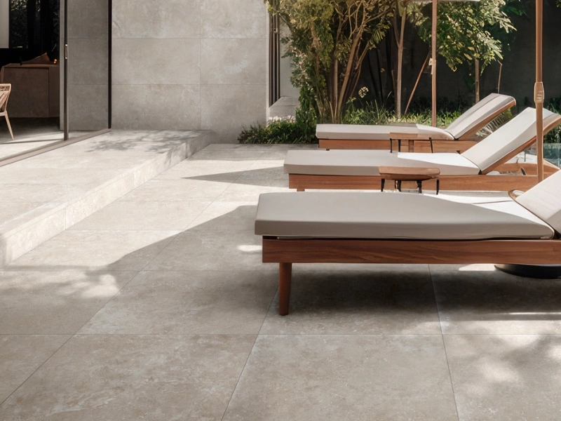 Ragno Realstone Travertino gres o efekcie kamień w eleganckim wnętrzu z kominkiem