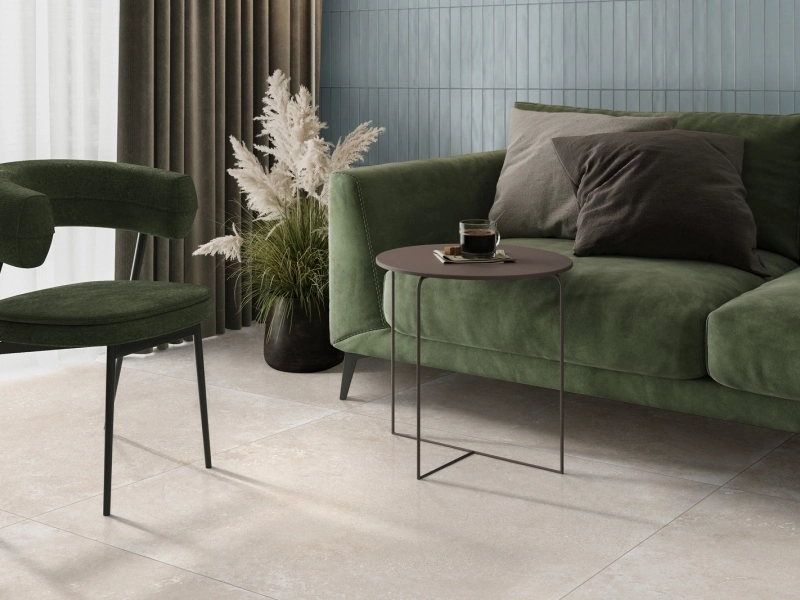 Wielkoformatowy gres Ragno Travertino Wall efekt kamień w eleganckiej strefie dziennej