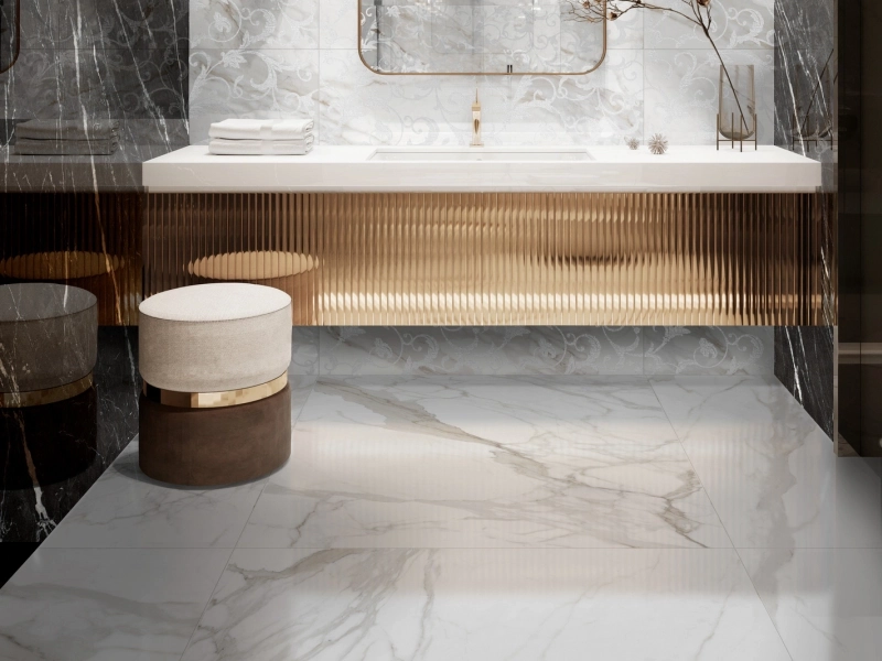 Gres porcelanowy Ragno Incanto o efekcie marmur w sypialni