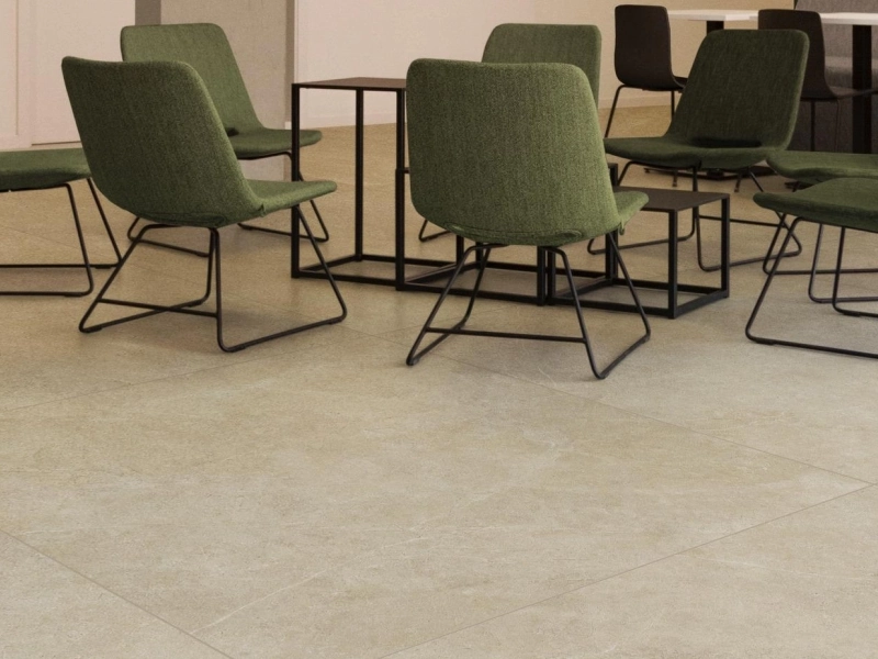 Gres porcelanowy Ragno Realstone Argent efekt beton w nowoczesnej aranżacji salonu