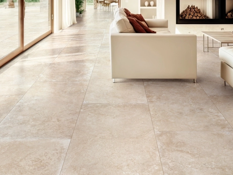 Płytki Ragno Realstone Travertino efekt kamień w minimalistycznym wnętrzu