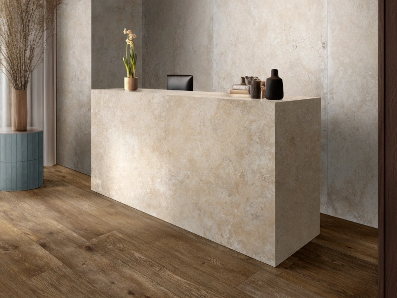 Gres Ragno Inedito efekt drewno w minimalistycznym salonie