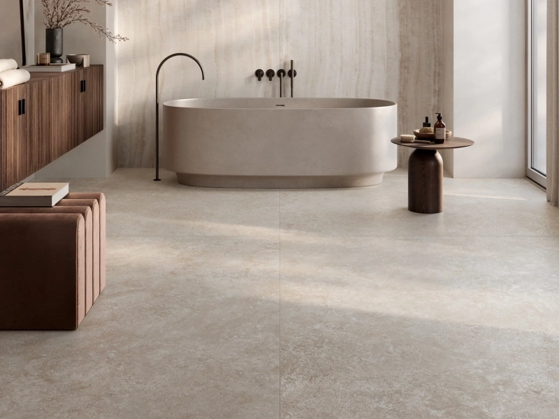 Wielkoformatowy gres Ragno Realstone Travertino efekt kamień w eleganckiej strefie dziennej