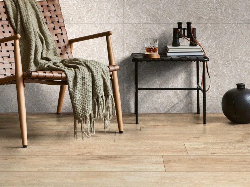 Gres porcelanowy Ragno Inedito efekt drewno w luksusowym salonie