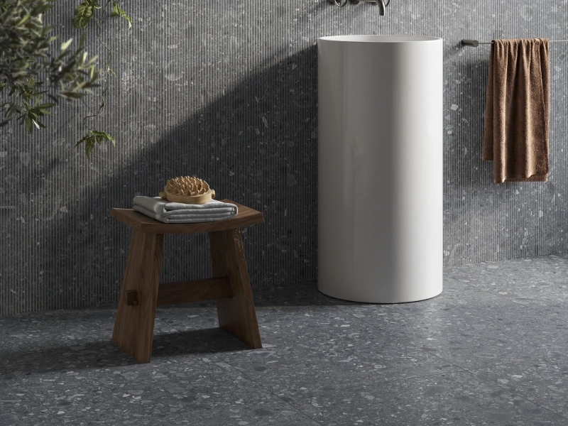 Gres Ragno Realstone Ceppo efekt terrazzo w eleganckim salonie z dużymi przeszkleniami