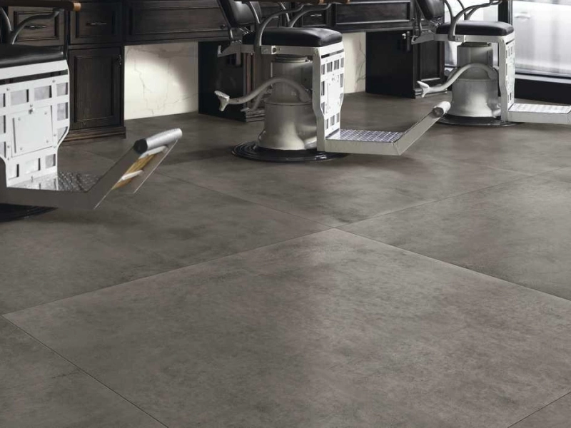 Gres Ragno Maiora Concrete Effect efekt beton w przestronnym salonie z oknami tarasowymi