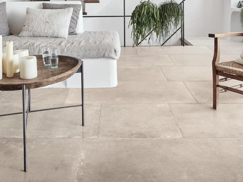 Płytki Ragno Realstone Pietrantica efekt kamień w minimalistycznym wnętrzu