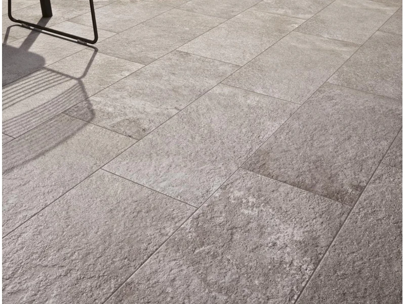 Gres porcelanowy Ragno Stoneway Porfido efekt kamień w luksusowym salonie