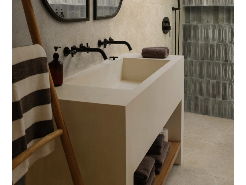Gres porcelanowy Ragno Realstone Argent efekt beton w przestronnej strefie dziennej