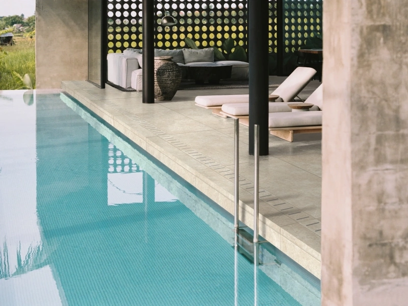 Gres porcelanowy Ragno Realstone Argent efekt beton w luksusowym salonie