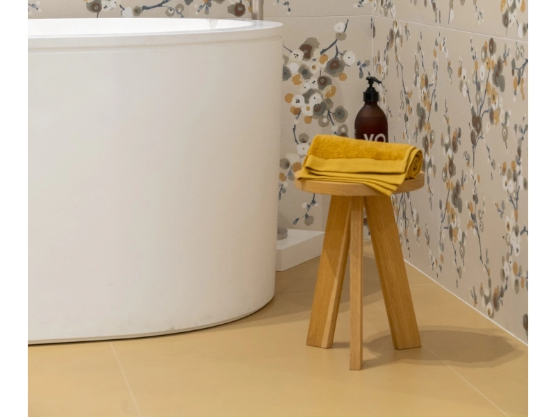 Ragno Decora gres o efekcie kamień w nowoczesnym apartamencie