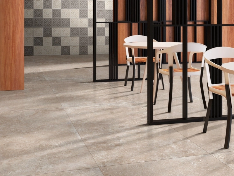 Gres Ragno Realstone Travertino imitujący kamień w jasnej łazience