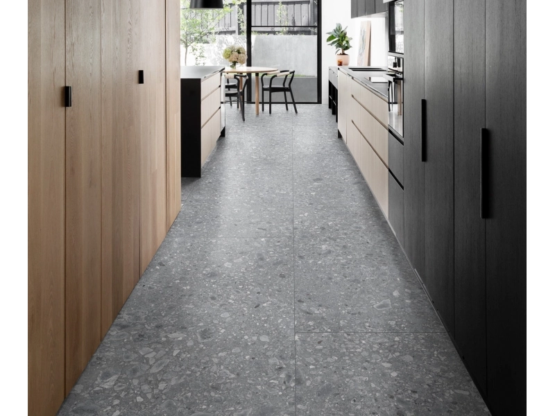 Gres porcelanowy Ragno Realstone Ceppo efekt terrazzo w nowoczesnej aranżacji salonu