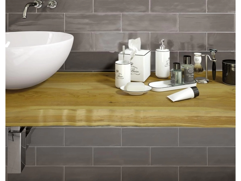 Gres Ragno Brick Glossy efekt cegła w eleganckim salonie z dużymi przeszkleniami