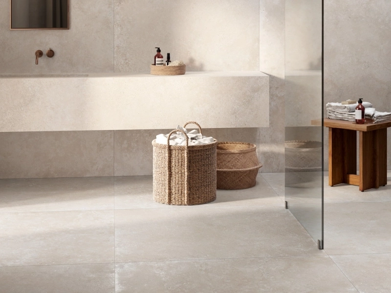 Ragno Realstone Travertino – gres imitujący kamień w domu jednorodzinnym