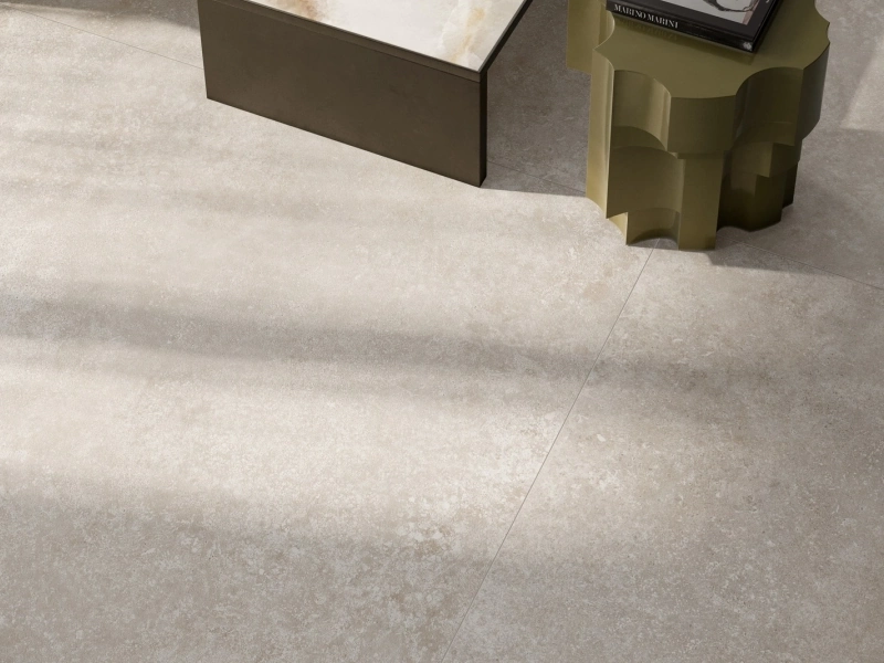 Gres Ragno Travertino Wall efekt kamień w minimalistycznym salonie