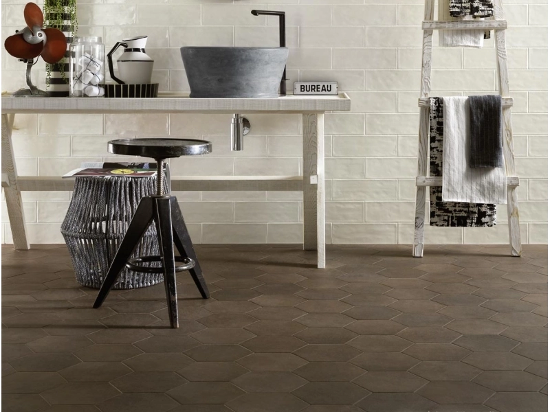 Gres Ragno Brick Glossy efekt cegła w minimalistycznym salonie