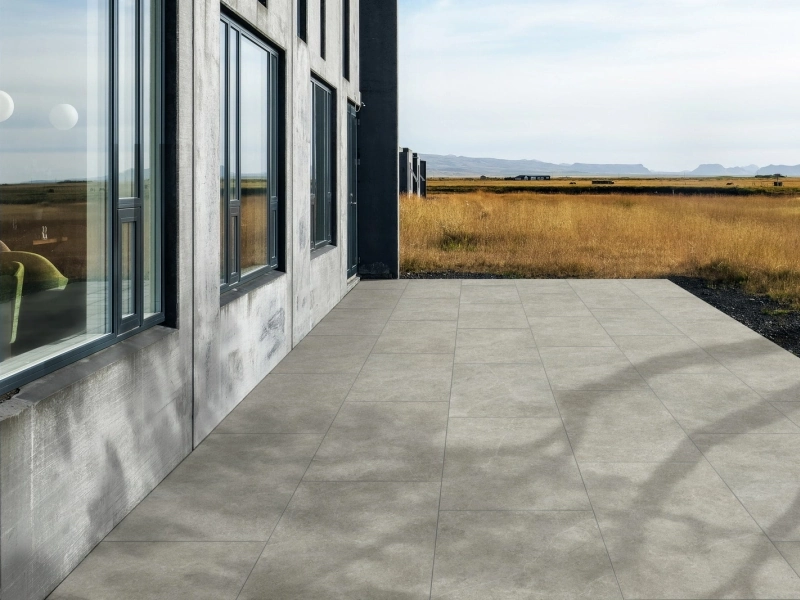 Płytki gresowe Ragno Realstone Argent efekt beton w salonie w jasnych tonach