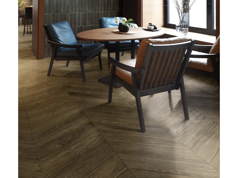Gres Ragno Ossimori efekt drewno w minimalistycznym salonie