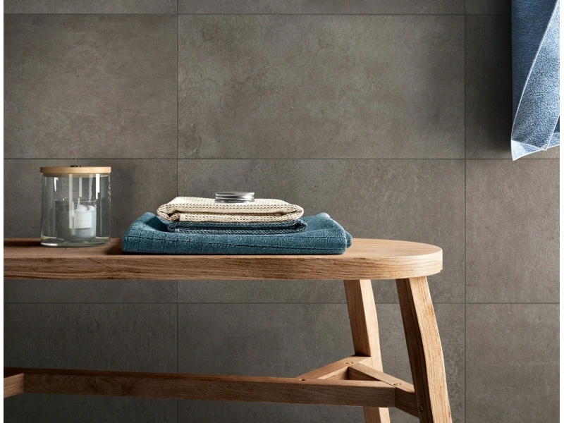 Gres porcelanowy Ragno Studio efekt kamień, Beton w nowoczesnej aranżacji salonu