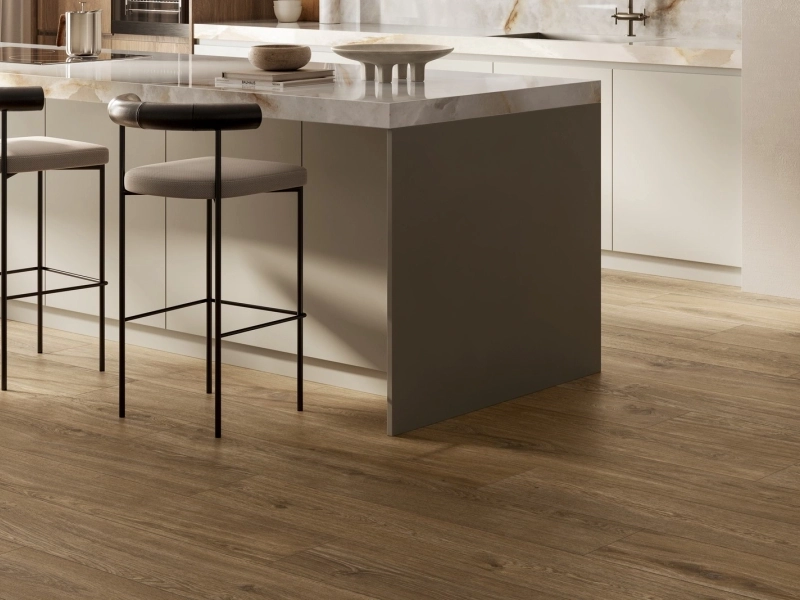 Gres porcelanowy Ragno Ossimori efekt drewno w przestronnej strefie dziennej