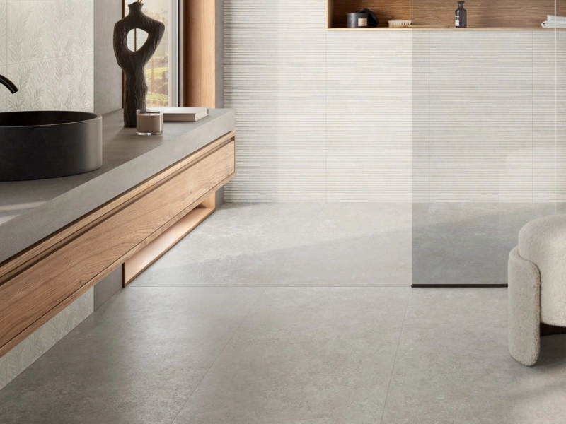 Płytki Ragno Tiempo Wall imitujące beton w eleganckim holu