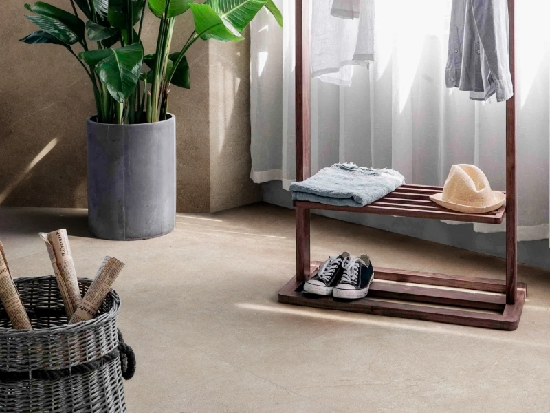 Płytki Ragno Realstone Argent efekt beton w minimalistycznym wnętrzu