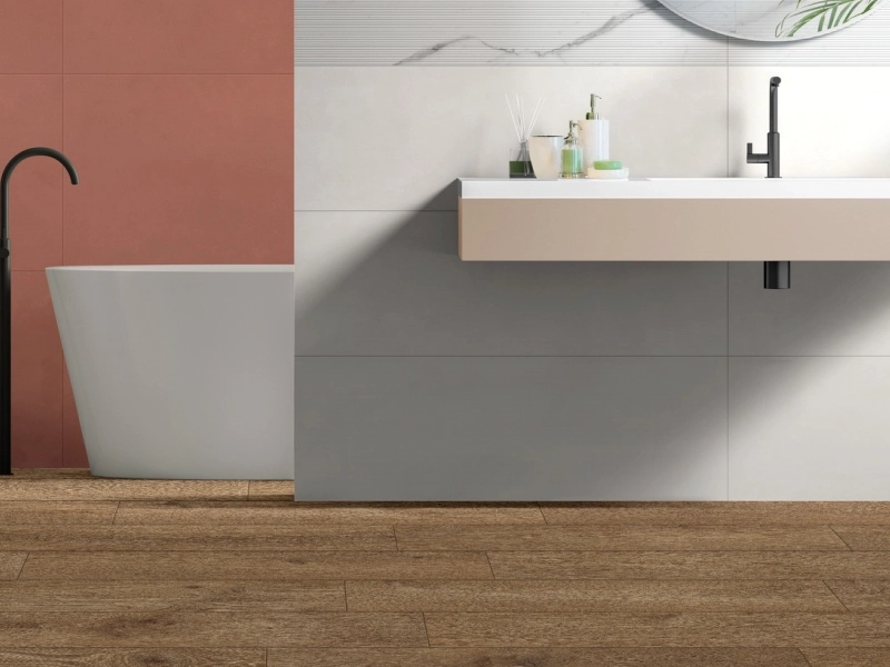 Gres Ragno Boheme efekt drewno w minimalistycznym salonie
