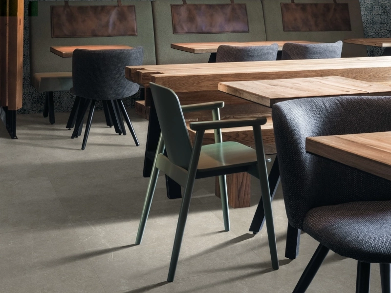 Wielkoformatowy gres Ragno Realstone Argent efekt beton w eleganckiej strefie dziennej