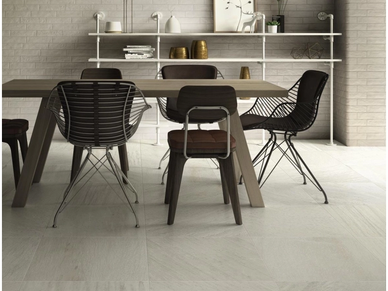 Gres porcelanowy Ragno Calce efekt kamień w luksusowym salonie