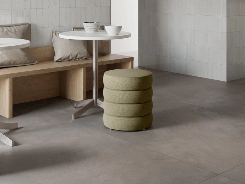 Gres porcelanowy Ragno Stratford o efekcie kamień, Beton w sypialni