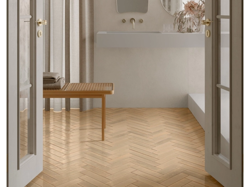 Ragno Maiora Concrete Effect – gres imitujący beton w jasnym, przestronnym salonie