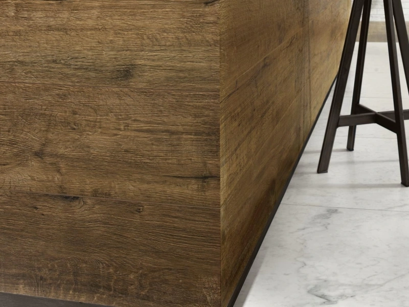 Ragno Incanto efekt marmur – aranżacja salonu w stylu loft