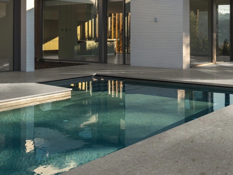 Gres porcelanowy Ragno Realstone Ceppo efekt terrazzo w luksusowym salonie