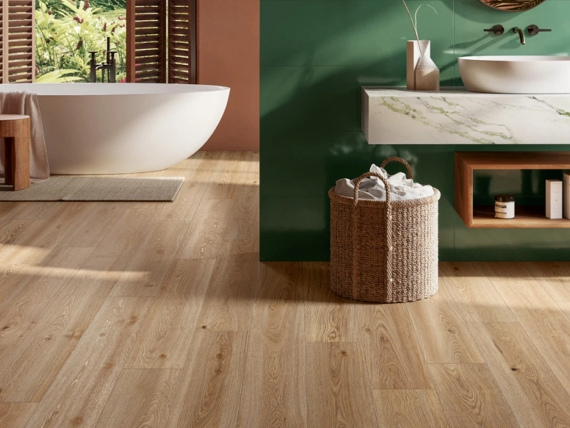Gres porcelanowy Ragno Boheme efekt drewno w przestronnej strefie dziennej