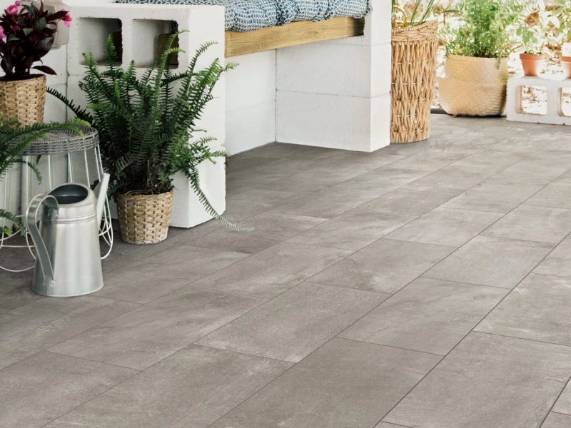 Gres porcelanowy Ragno Stoneway Ardesia efekt kamień w nowoczesnej aranżacji salonu