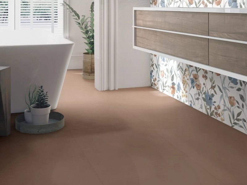 Wielkoformatowy gres Ragno Decora efekt kamień w eleganckiej strefie dziennej
