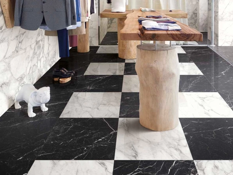 Marazzi Allmarble gres o efekcie marmuru w eleganckim wnętrzu z kominkiem