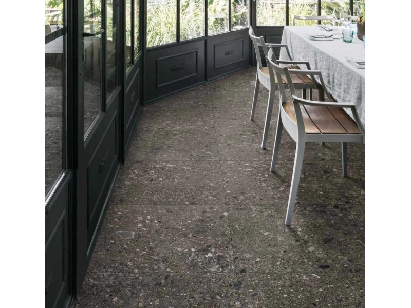 Płytki Marazzi Mystone Ceppo DI Gre efekt terrazzo w salonie z otwartą kuchnią