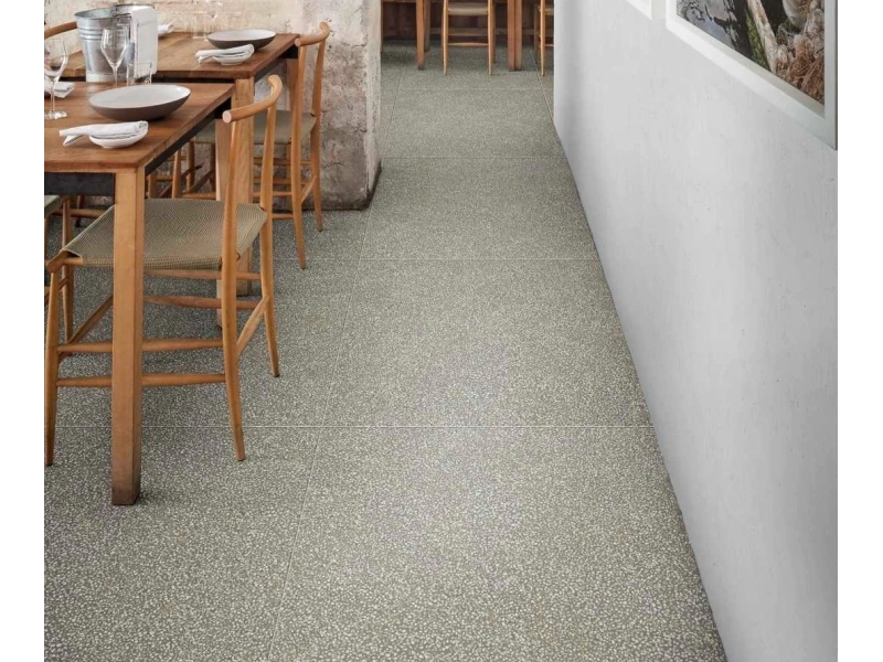Marazzi Art – gres imitujący terrazzo w jasnym, przestronnym salonie