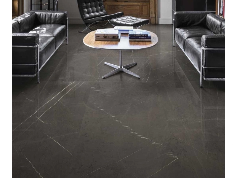 Gres Marazzi Allmarble efekt marmur w salonie w stylu contemporary