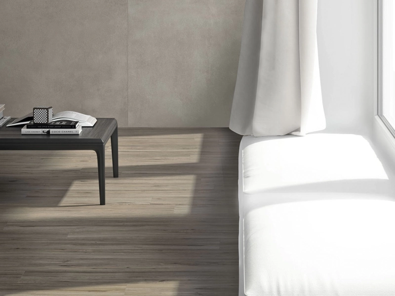 Płytki gresowe Marazzi Grande Concrete Look efekt beton w jasnym, otwartym salonie