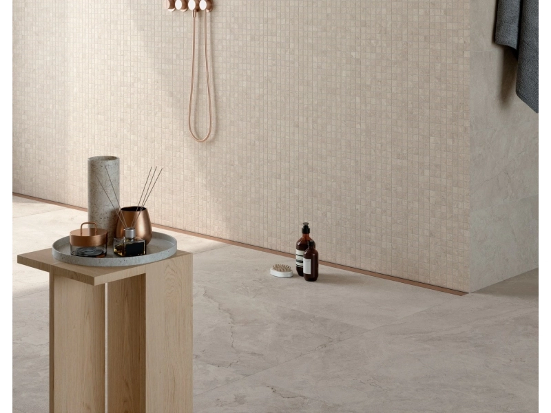 Płytki Marazzi Alba efekt drewno i kamień w salonie z naturalnym oświetleniem