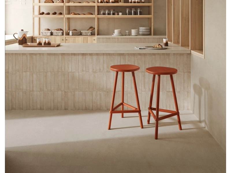 Płytki Marazzi Grande Concrete Look efekt beton w salonie z otwartą kuchnią