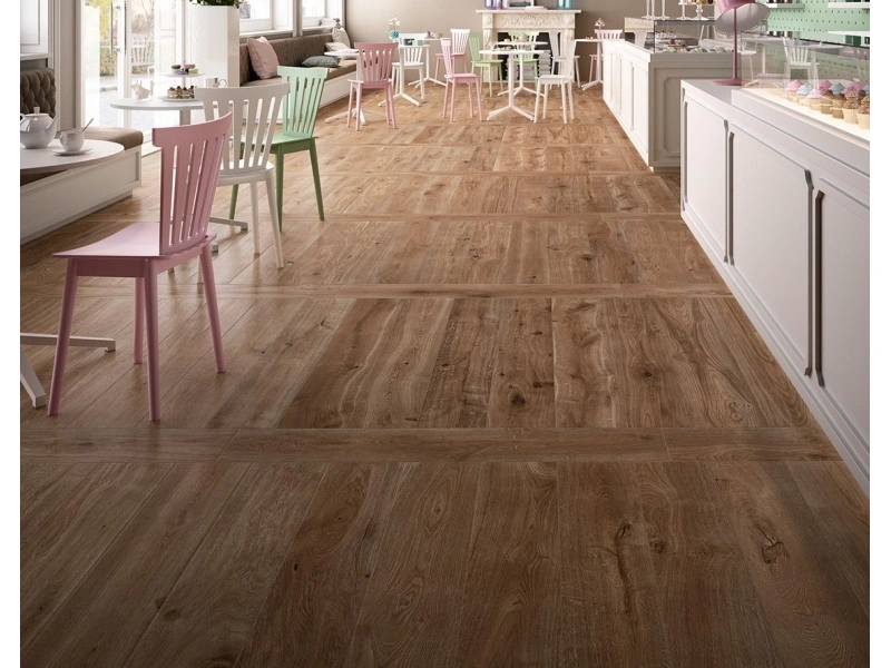 Płytki gresowe Marazzi Treverkever efekt drewno w eleganckim salonie z dużymi przeszkleniami