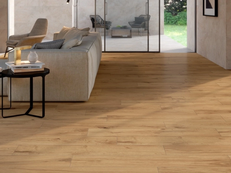 Marazzi Alba gres o efekcie drewna i kamienia w eleganckim wnętrzu z kominkiem