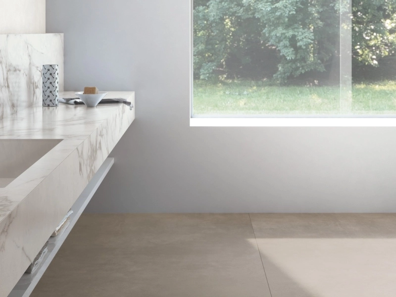Gres porcelanowy Marazzi Grande Concrete Look beton w minimalistycznym wnętrzu