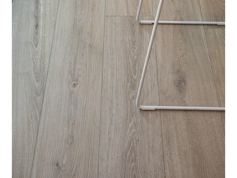Płytki gresowe Marazzi Oltre efekt drewno w nowoczesnym salonie z drewnianymi akcentami