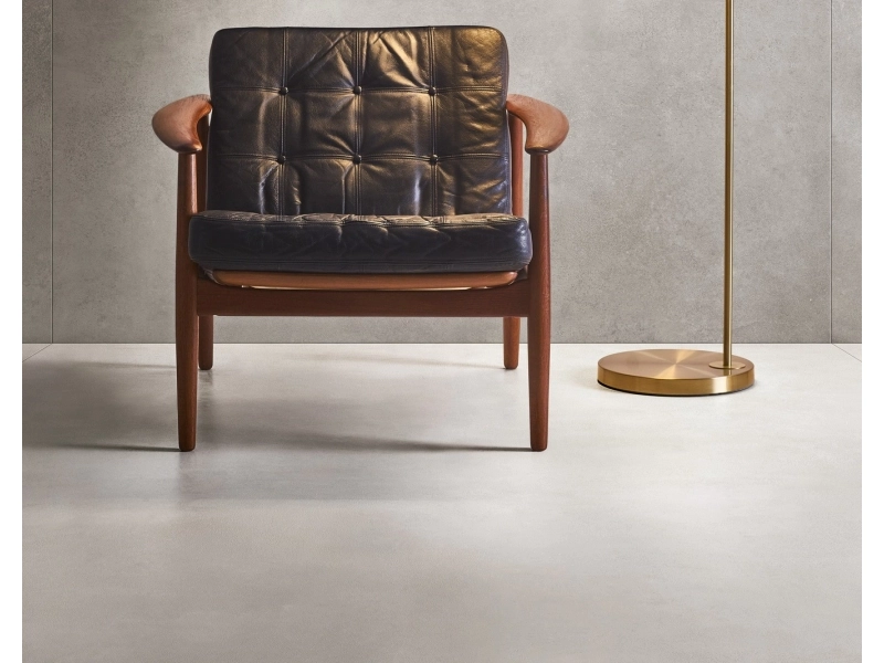 Gres Marazzi Grande Concrete Look efekt beton w nowoczesnym salonie